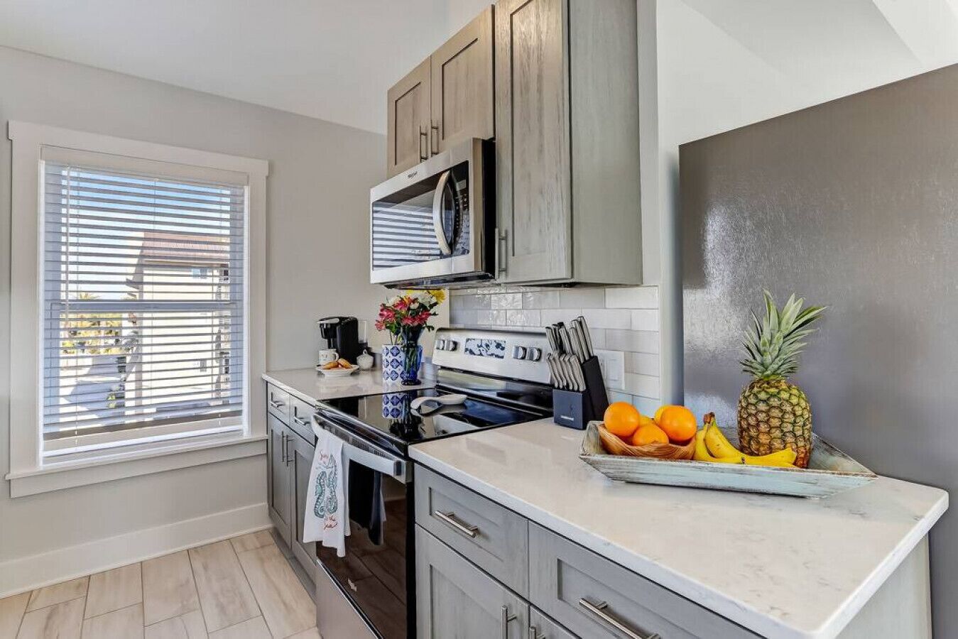 Jääkaappi, mikroaaltouuni, uuni, liesi