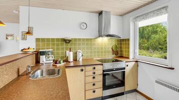 Frigorífic, placa de cuina i cafetera i tetera