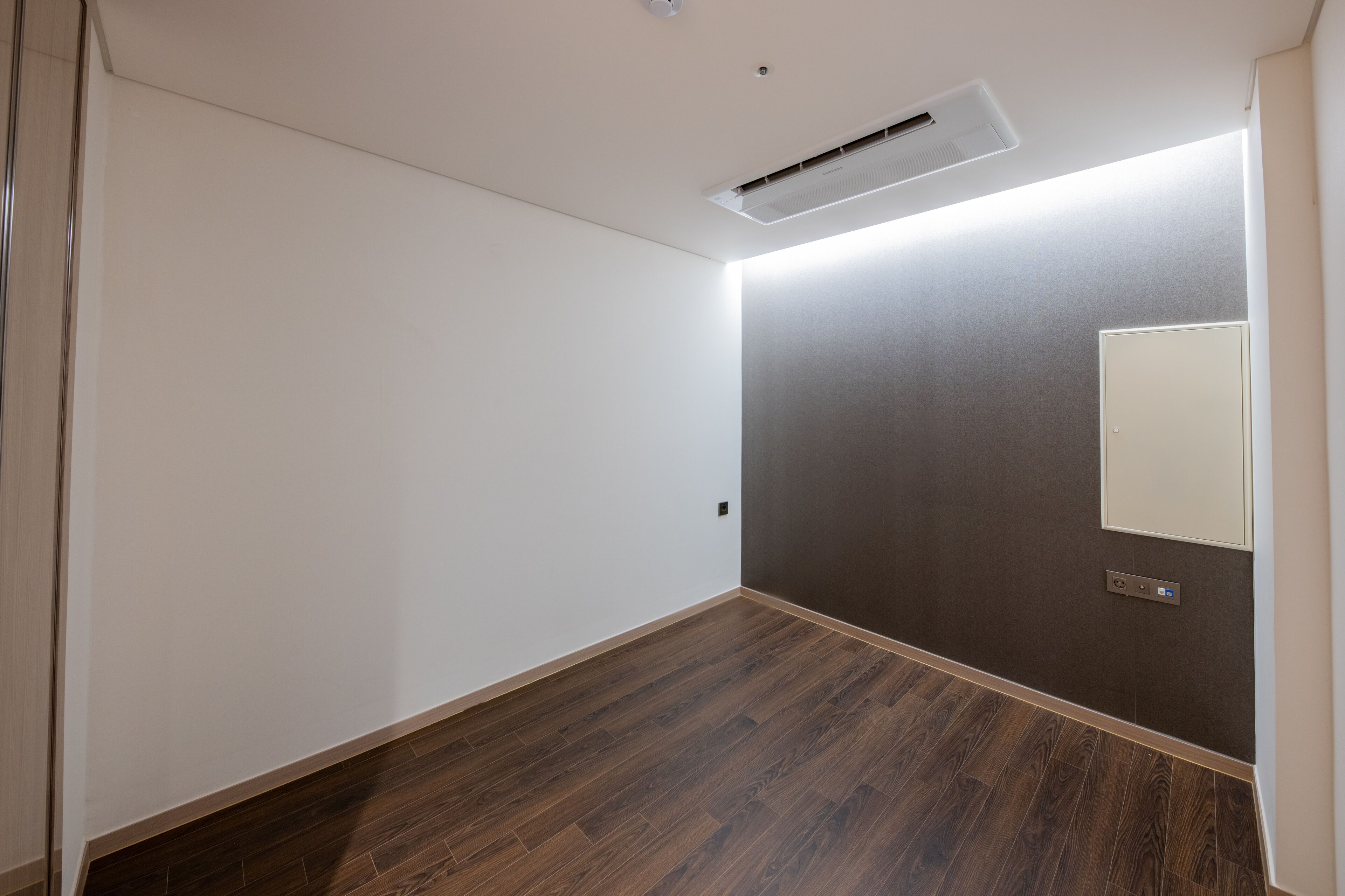 loft executive suite | desk, blackout curtains, free wifi, bed sheets