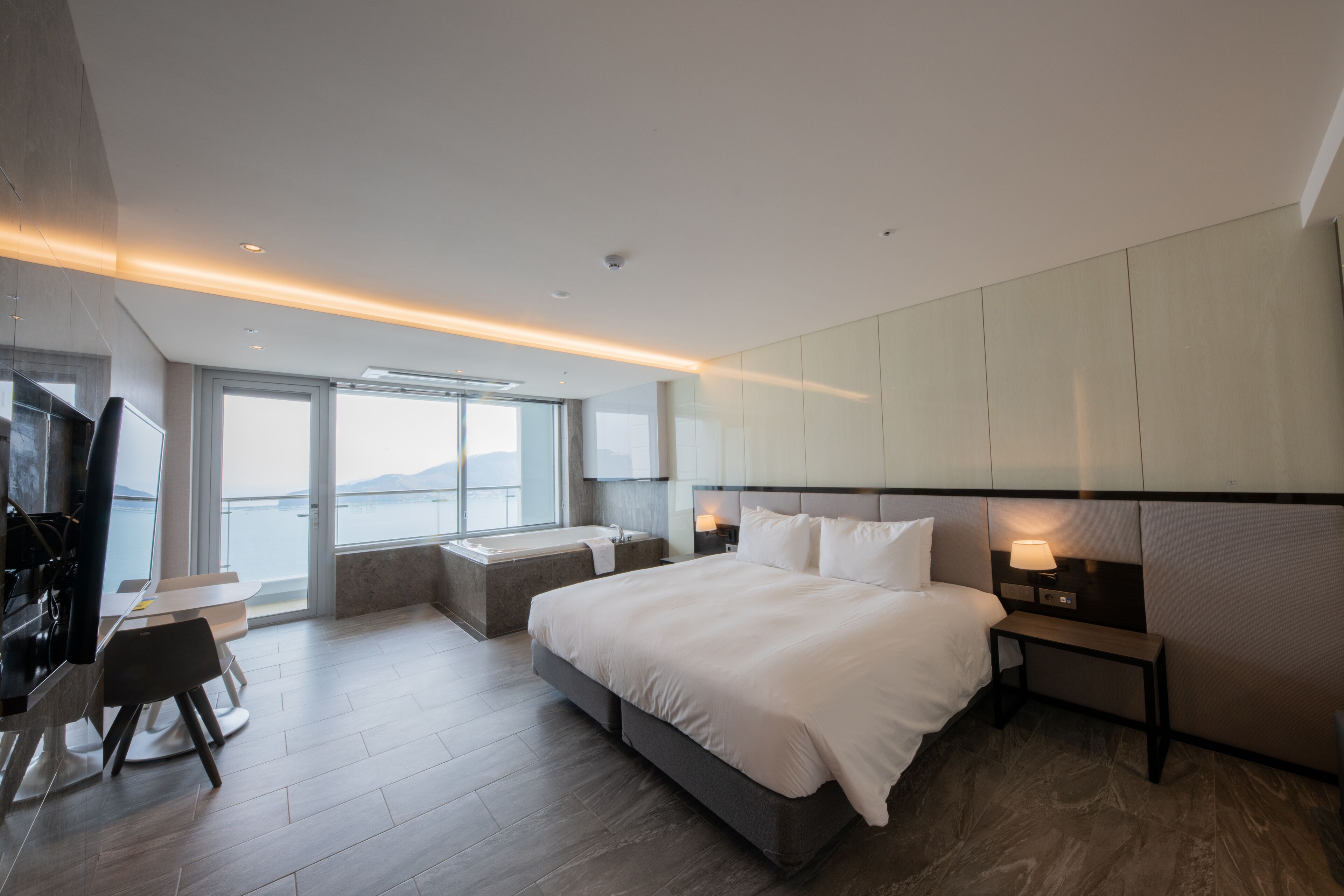 king premier jacuzzi | desk, blackout curtains, free wifi, bed sheets