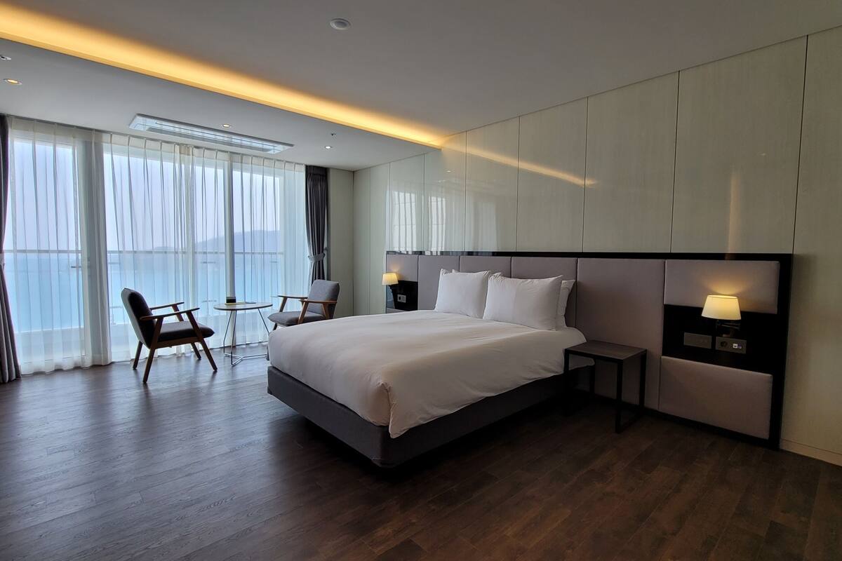 family premier connecting | desk, blackout curtains, free wifi, bed sheets