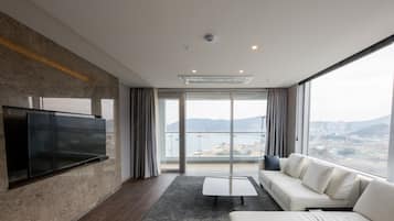 Corner Royal Suite | Area soggiorno | TV LED 40 pollici con canali via cavo, TV, pavimenti riscaldati
