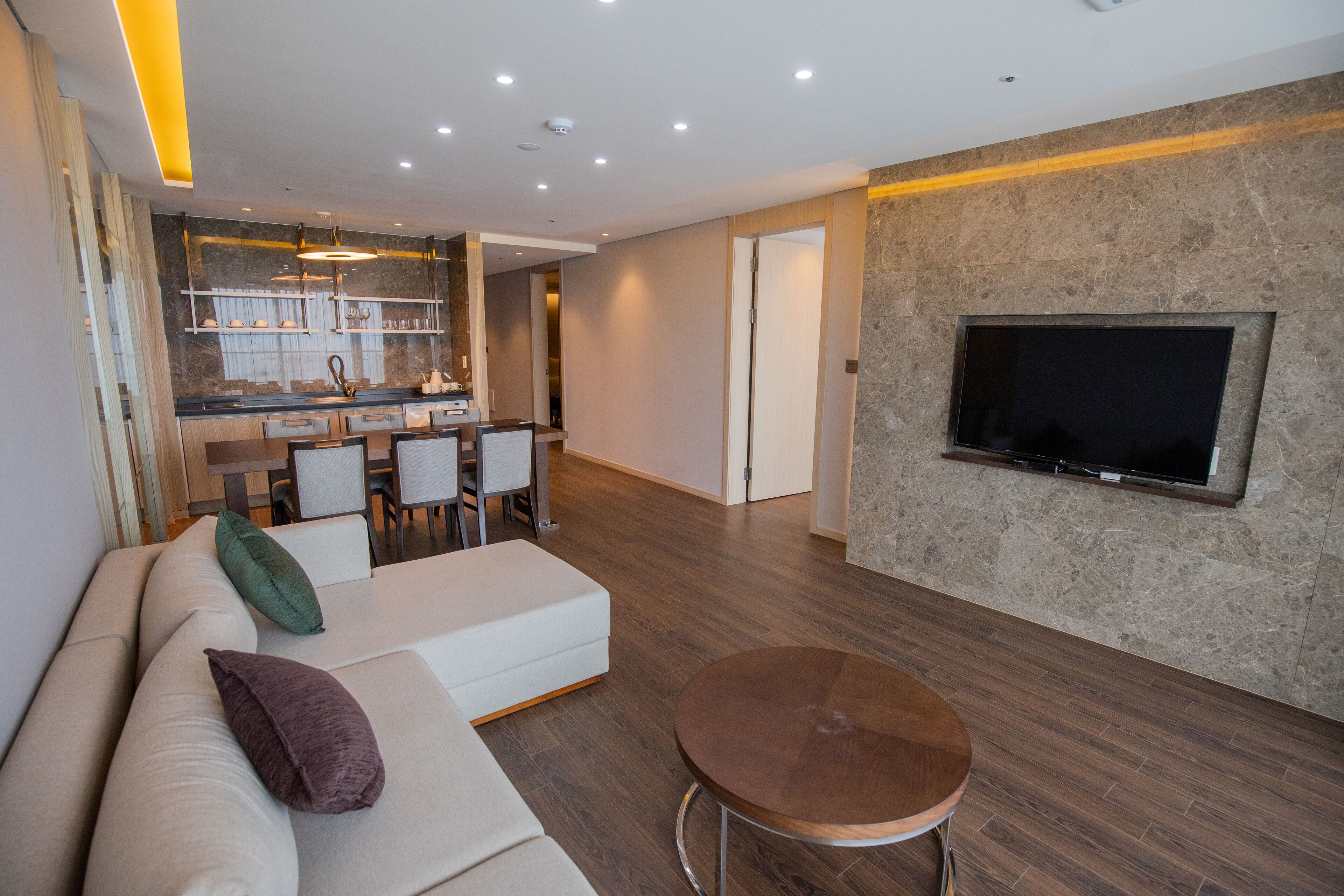 loft executive suite | living area | 40-inch led tv with cable channels, tv, heated floors