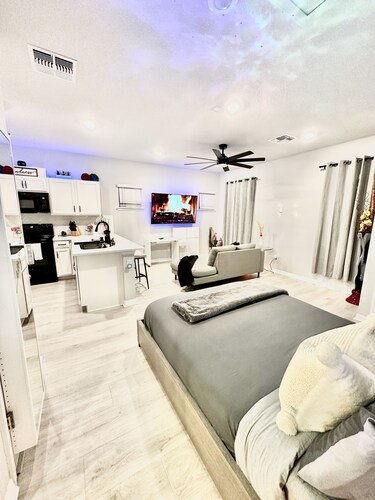 Private Studio in the heart of downtown Orlando. Modern Zen Vibe 