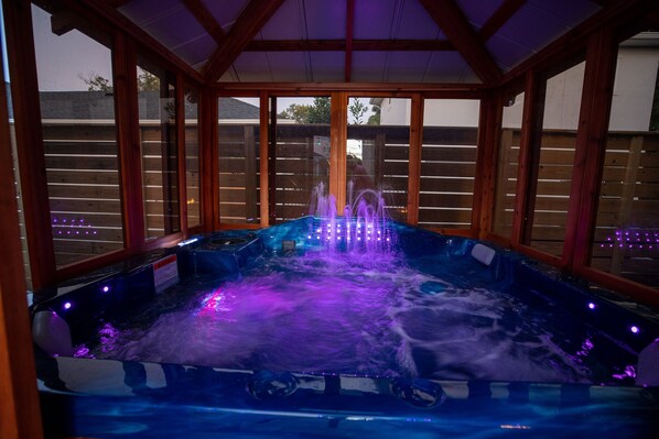Indoor spa tub
