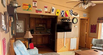 Lake Nokomis Breezy Bay Lakeside Cottage Quiet Retreat