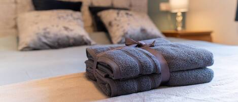 2 عدّة غرف نوم ومكواة/لوح كي وواي فاي وملاءات أسرّة