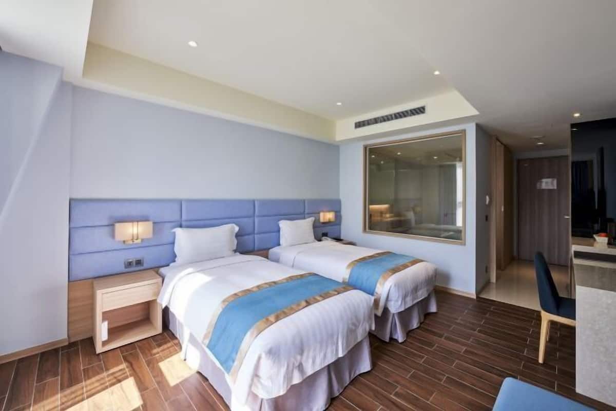 Premium bedding, minibar, in-room safe, desk