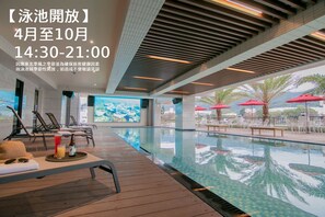 Kolam renang outdoor musiman, dengan pengawal renang di properti