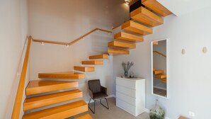 Eine moderne Treppe mit Holzstufen und einem Metallgeländer.