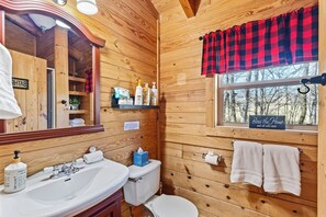 Combined shower/tub, hair dryer, towels, soap - Log Cabin, UTK/Neyland, Smokies, 16acres, FP, HotTub, GameRoom,Fishing,Golf,Pets (Knoxville)