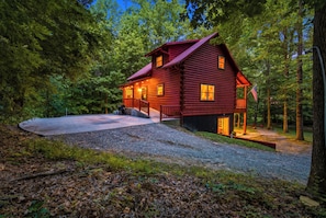 Exterior - Log Cabin, UTK/Neyland, Smokies, 16acres, FP, HotTub, GameRoom, Fishing, Pets (Knoxville)