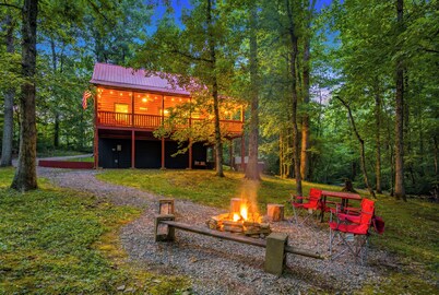 Log Cabin, UTK/Neyland, Smokies, 16acres, FP, HotTub, GameRoom, Fishing, Pets