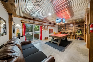 Game room - Log Cabin, UTK/Neyland, Smokies, 16acres, FP, HotTub, GameRoom, Fishing, Pets (Knoxville)