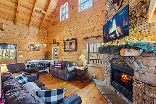 Log Cabin, UTK/Neyland, Smokies, 16acres, FP, HotTub, GameRoom,Fishing,Golf,Pets