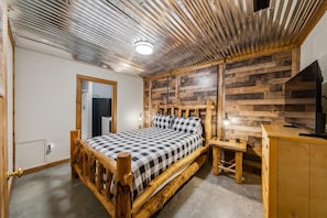 3 bedrooms, iron/ironing board, free WiFi, bed sheets - Log Cabin, UTK/Neyland, Smokies, 16acres, FP, HotTub, GameRoom, Fishing, Pets (Knoxville)
