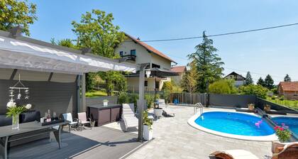 Gorgeous home in Cresnjevec, Tuhelj with sauna