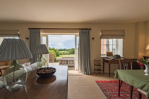 Bushes Oast by Bloom Stays - Oast house sleeping 5 guests in 2 bedrooms