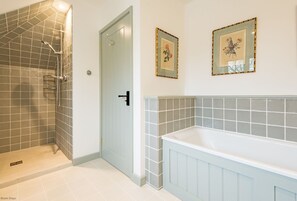 Baignoire, séchoir à cheveux, serviettes fournies