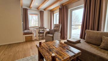 Fernseher, DVD-Player, Tischtennisplatte