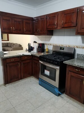 Refrigerador, microondas, horno y parrilla de estufa