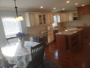 Dining - 4BR Home with Private Dock on Warm Spring Fed Canal with Gulf Access (Hudson)