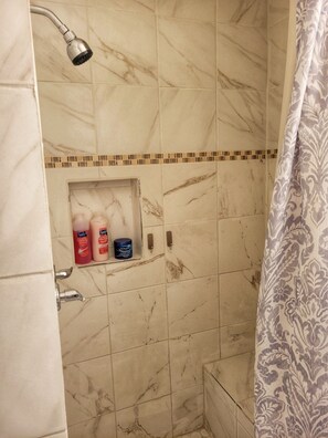 Ducha, secador de pelo, bidé y toallas
