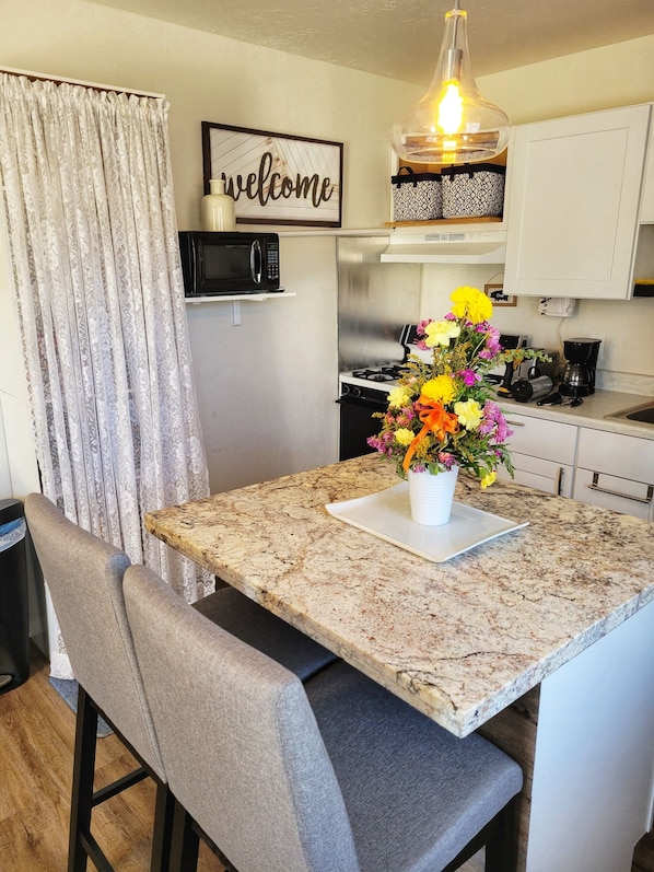 Refrigerador, microondas, horno y parrilla de estufa