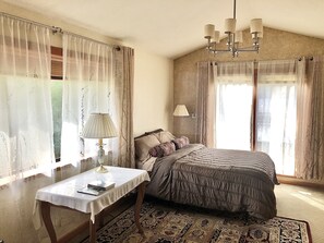 3 bedrooms, desk, free WiFi, bed sheets - Artistic Comfort at North Cascades EcoGarden! --Non-toxic -see below (Concrete)