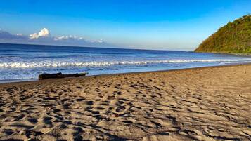 Beach nearby, sun loungers, beach towels