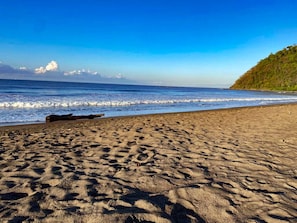 Playa en los alrededores, camastros y toallas de playa