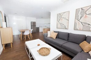 Smart TV - It’s not often you’ll find such a gem located within Wagga CBD! (Wagga Wagga)