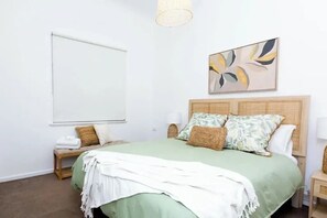 4 bedrooms, iron/ironing board, free WiFi, bed sheets - It’s not often you’ll find such a gem located within Wagga CBD! (Wagga Wagga)