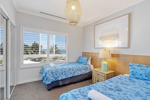 3 habitaciones, tabla de planchar con plancha y cuna de viaje 