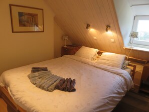 3 室のベッドルーム、デスク、アイロン / アイロン台、旅行用ベビーベッド