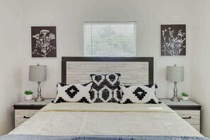 3 habitaciones, tabla de planchar con plancha y cuna de viaje 