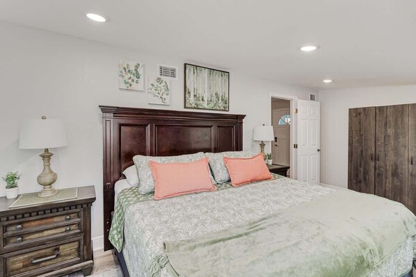 3 habitaciones, tabla de planchar con plancha y cuna de viaje 