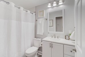 Tina con regadera, secadora de cabello, toallas, jabón 