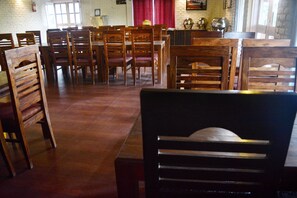 Dining room - Majkhali Woods, Ranikhet, By Himalayan Eco Lodges (Ranikhet)