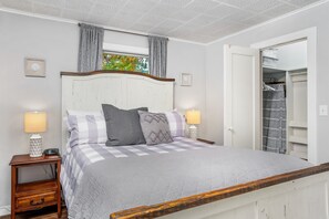 2 bedrooms, desk, iron/ironing board, free WiFi - Hometown FAVE - Spacious 2-BDRM Cottage Near Downtown Albany & Close to OSU (Albany)