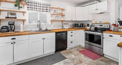 Hometown FAVE - Spacious 2-BDRM Cottage Near Downtown Albany & Close to OSU
