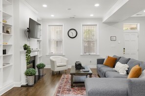 Smart TV - Book with us ⭐️3 bd 2.5 ba in Historic Washington DC Home (Washington)