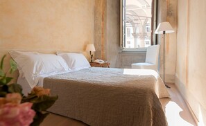 2 habitaciones, caja de seguridad en la habitación y escritorio