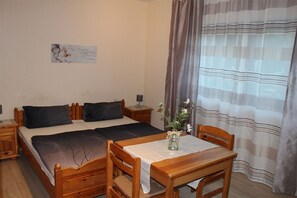 Fer et planche à repasser, Wi-Fi gratuit, draps fournis