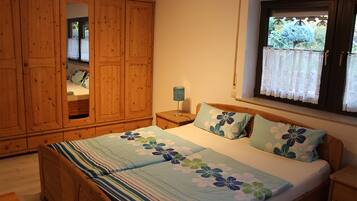 Triple Room | Iron/ironing board, free WiFi, bed sheets