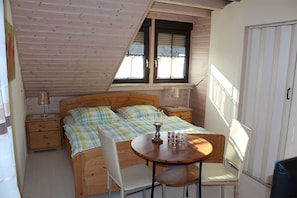 Double Room | Iron/ironing board, free WiFi, bed sheets - Gästehaus Schnabel (Grosswallstadt)