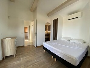 4 habitaciones, tabla de planchar con plancha y wifi
