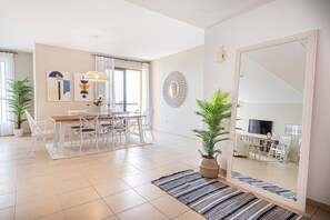 Appartement Familial | Coin séjour | TV connectée de 55 pouces avec chaînes par câble, télévision