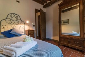 8 bedrooms, iron/ironing board, free WiFi, bed sheets