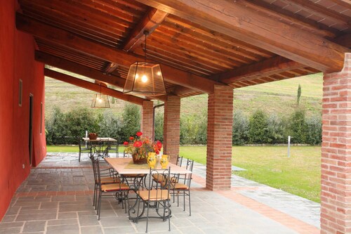 Stunning villa,Saltwaterpool,Sauna,Wi-Fi,fenced garden,table tennis,BBQ,sleep 16